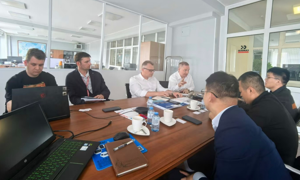 Meeting with clients to discuss oil-free machine purchase order